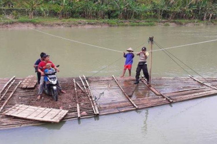 Sukir menarik getek menyeberangkan penumpangnya di Sungai Lukulo, Kebumen, Jumat (26/3/2021). 