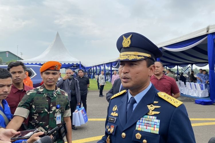 Kepala Staf TNI AU (KSAU) Marsekal Mohamad Tonny Harjono usai serah terima jabatan KSAU di Taxi Way Echo Pangkalan TNI Angkatan Udara (Lanud) Halim Perdanakusuma, Jakarta Timur, Jumat (5/5/2024).