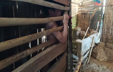 Moh. Efendi (20) dikurung di dalam bekas kandang ayam oleh orang tuanya karena memiliki kelainan sifat sejak lahir. Efendi dikurung karena sering merangkak hingga pernah ditemukan di hutan dan pinggir sungai.