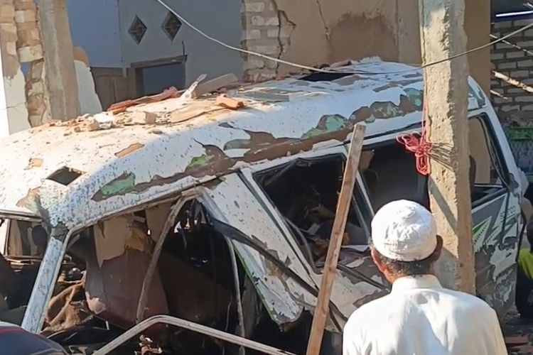 Kondisi rumah dan mobil yang rusak berat setelah ledakan terjadi. 
