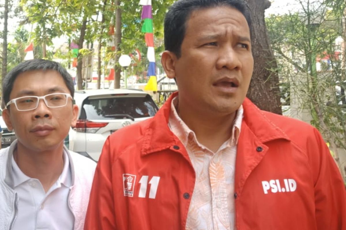 Kuasa hukum Partai Solidaritas Indonesia Kamaruddin (kanan) bersama pengurus PSI lainnya memberi keterangan kepada wartawan seusai pertemuan dengan Bawaslu DKI Jakarta, Kamis (23/8/2018).