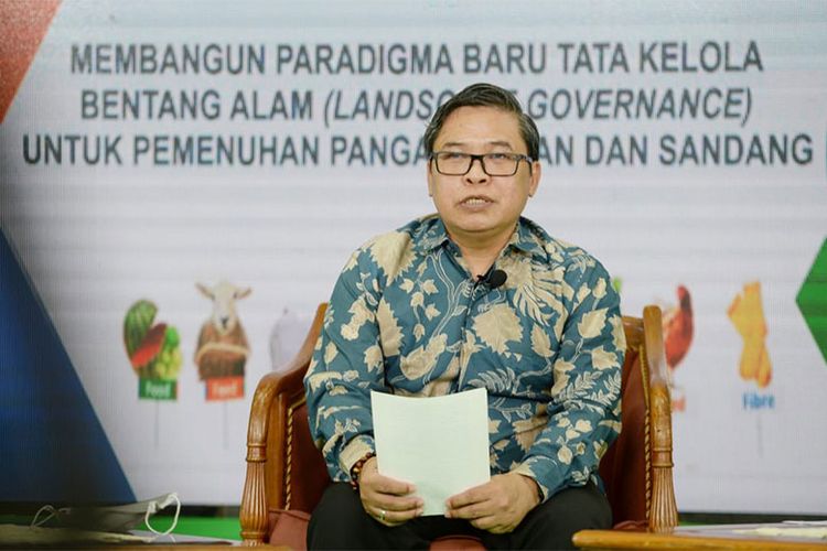 Wakil Menteri Lingkungan Hidup dan Kehutanan (LHK), Alue Dohong saat membacakan sambutan Menteri LHK sekaligus membuka rangkaian acara webinar peringatan World Day to Combat Desertification and Drought (WDCD) 2020, di Jakarta, Jumat (26/6/2020).