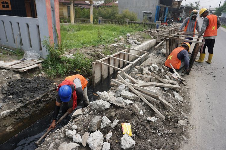 Drainase Rp 1 Miliar Dibangun di Hamparan Perak, Warga Mulai Tak Khawatir Banjir