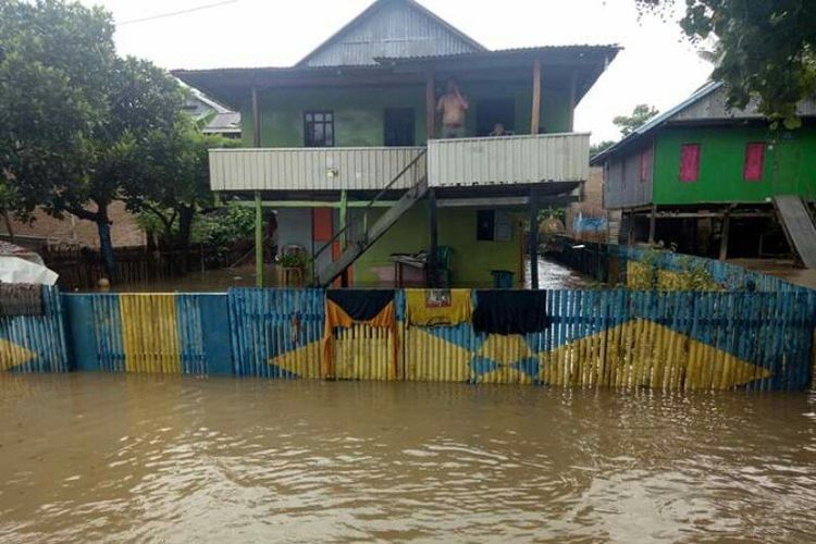 Warga di Desa Bondra, Polewali Mandar mengikat rumah di pohon agar tidak terseret banjir.