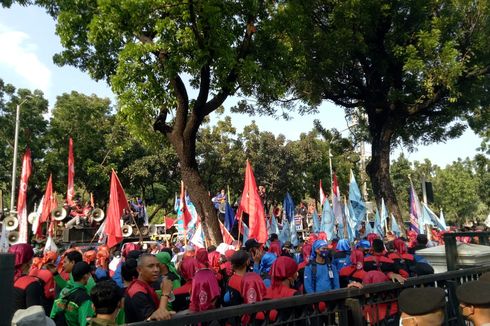 Buruh Padati Balai Kota DKI, Tagih Janji Anies Tinjau Ulang UMP 2022