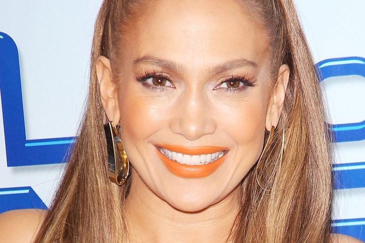 Jennifer Lopez memakai lipstik berwarna jingga saat hadir dalam sesi pemotretan untuk World of Dance, Selasa, 30 Januari 2018.

