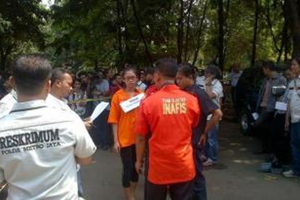 Assyifa Ramadhani (baju oranye) tampak menjalani rekonstruksi pembunuhan Ade Sara di Polda Metro Jaya, Rabu (3/4/2014). Pelaku pembunuhan lainnya, Hafitd, juga ikut dalam rekonstruksi ini. 