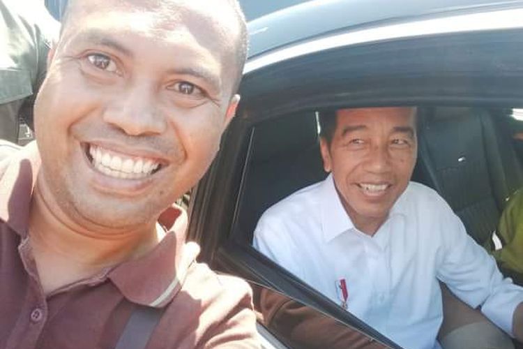 Rektor Institut Nasional Flores (INF), Yohanes Freadyanus Kasi, berpose dengan Jokowi saat sang presiden berkunjung ke Nagekeo, NTT, Selasa (5/12/2023).