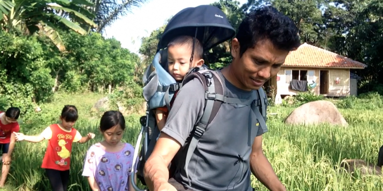 Bersama anak-anak trekking melintasi pematang sawah menuju kerajaan batu di tengah persawahan kaki Gunung Parang, di Kampung Cisaga, Desa Sukamulya, Kecamatan Tegalwaru, Purwakarta, Minggu (2/7/2017). 