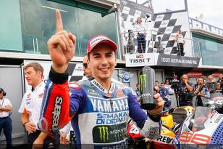 Pebalap Yamaha Factory Racing asal Spanyol, Jorge Lorenzo, mengacungkan jari setelah memenangi GP Australia yang berlangsung di Sirkuit Phillip Island, Minggu (20/10/2013).