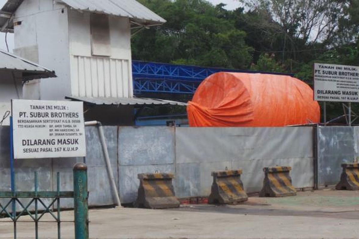 Lokasi outlet sodetan Ciliwung-KBT dipasangi plang oleh pemilik lahan. Tahan di sisi outlet itu masih belum dibebaskan. Kamis (3/12/2015)