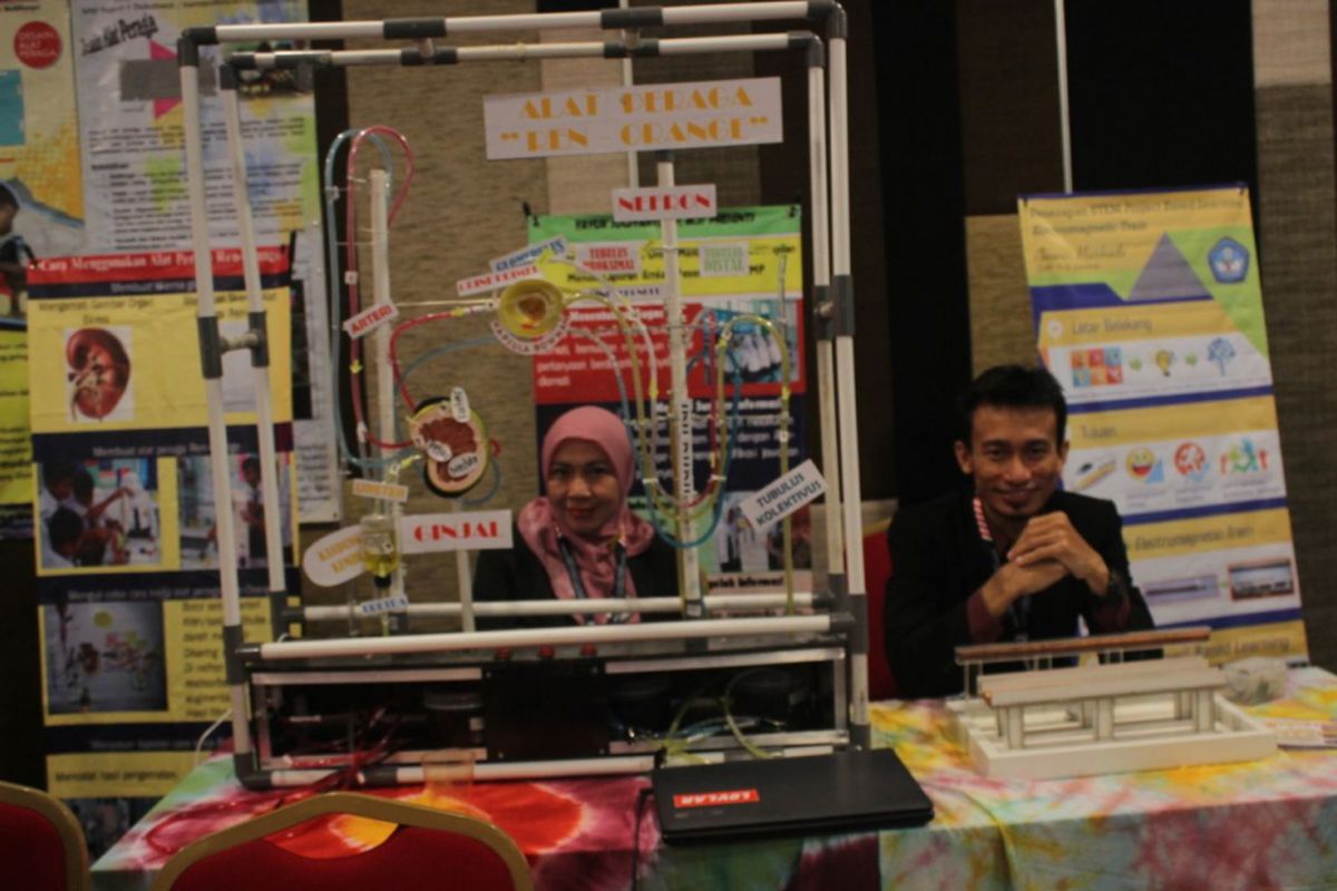 Para guru memamerkan hasil karyanya dalam lomba INOBEL 2017 di Kuta, Bali pada 4-8 September 2017. Perlombaan INOBEL 2017 diselenggarakan Ditjen Guru dan Tenaga Kependidikan Kemendikbud.