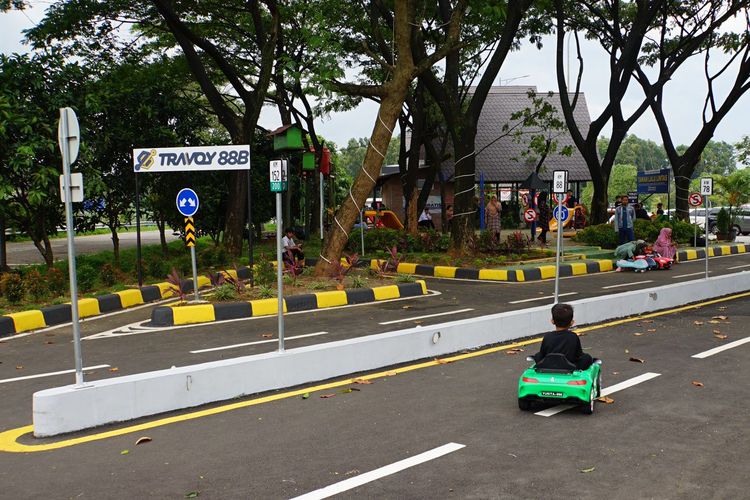 Rest Area Travoy 88B di ruas Jalan Tol Cipularang-Padaleunyi (Cileunyi). Salah satu fasilitas yang menjadi primadona di sini adalah taman lalu lintas yang merupakan area bermain bagi anak-anak. 
