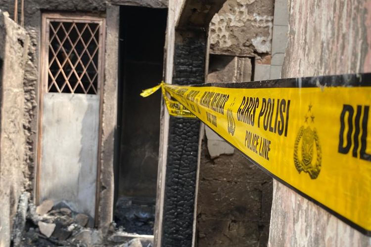 Salah satu rumah di Gang Lontar, Kelurahan Duri Utara, Kecamatan Tambora, Jakarta Barat dipasangi garis polisi, Senin (10/7/2023). Kawasan permukiman padat penduduk ini kebakaran pada Sabtu (8/7/2023) lalu. Puluhan rumah milik warga hangus dilalap api. 