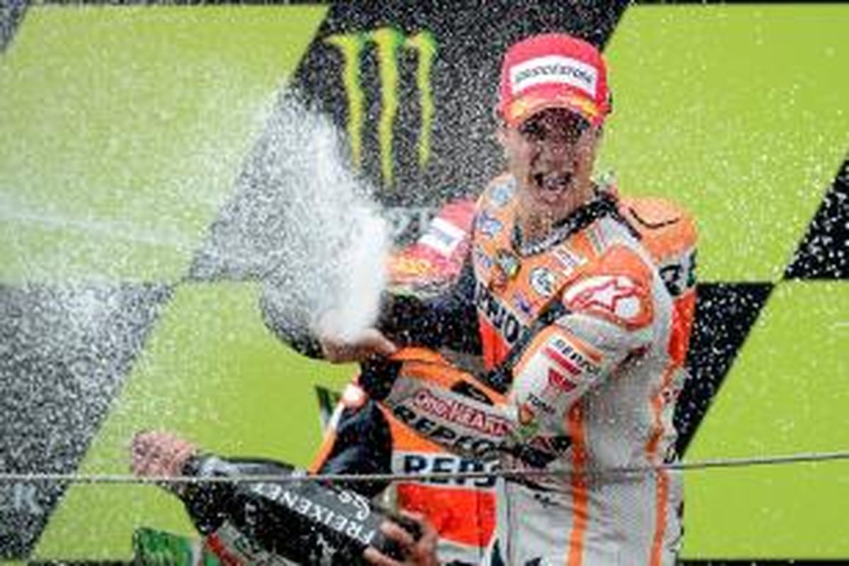 Pebalap Repsol Honda asal Spanyol, Dani Pedrosa, merayakan keberhasilannya finis ketiga GP Catalunya di atas podium Sirkuit Catalunya, Minggu (15/6/2014).