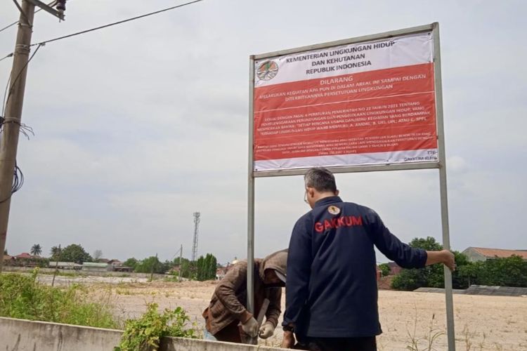 Pemasangan plang segel di lahan superblock PT HKKB di Bandar Lampung, Selasa (5/3/2024).
