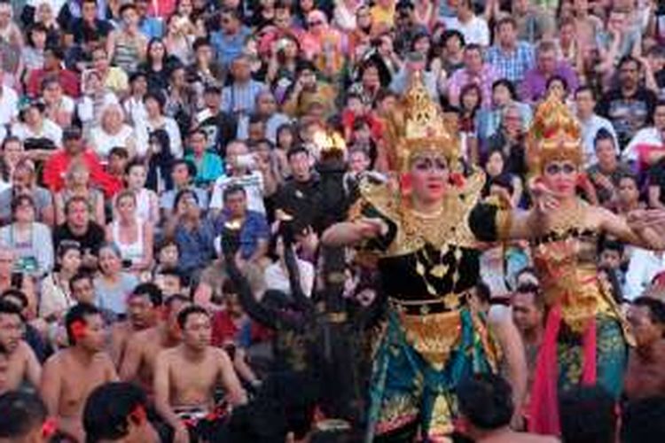 Pementasan sendratari Ramayana dan Tari Kecak di komple Pura Uluwatu, Bali. 