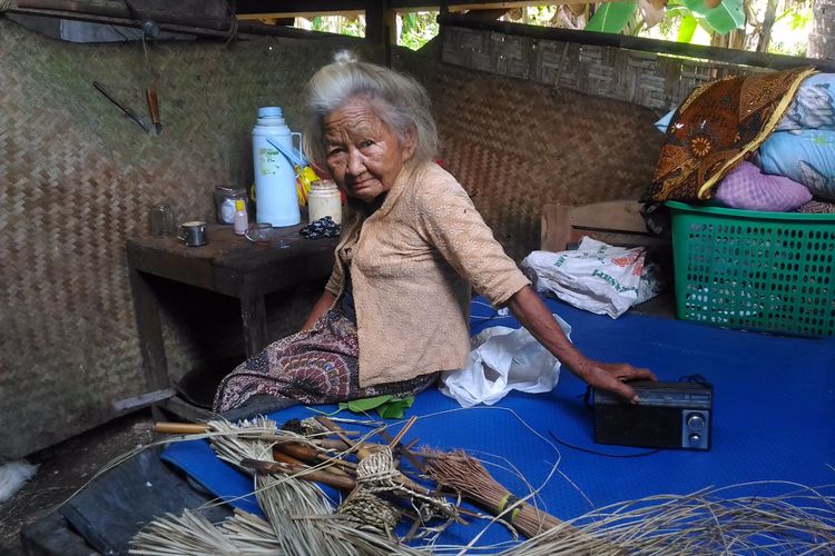 Suparni, nenek berusia 117 tahun sedang memegang radio yang selalu menemaninya di kediamannya di RT 34/12 Dusun Sadang Desa Tanjungharjo, Kecamatan Nanggulan, Kabupaten Kulon Progo, Jumat (7/7/2017). 