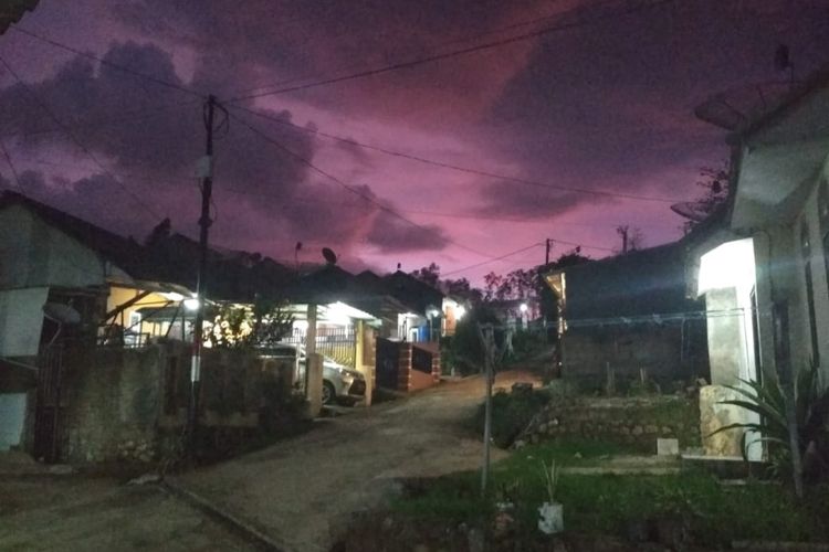 Fenomena alam langit ungu terlihat di Tanjungsari dan Sukasari, Sumedang, Jawa Barat, Senin (13/1/2020) petang. DOK. Warga