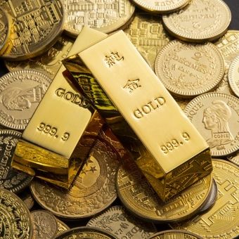 Ilustrasi emas. Harga emas dunia turun tajam pada perdagangan awal pekan ini, seiring kembali memanasnya konflik di Timur Tengah.