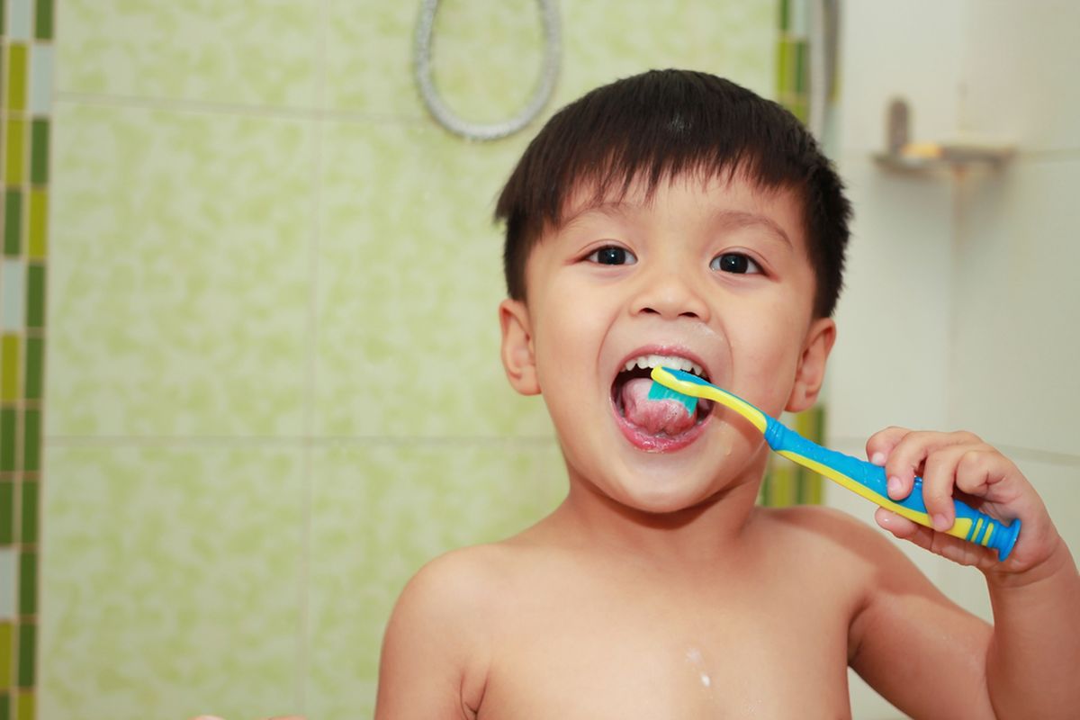 Ilustrasi anak menggosok gigi
