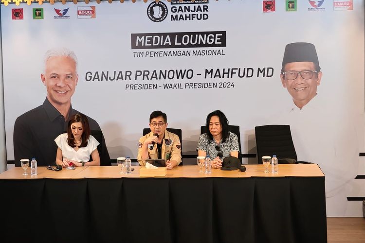 Ketua TPN Ganjar-Mahfud, Arsjad Rasjid (tengah) dalam konferensi pers di Media Center TPN, Jalan Cemara, Jakarta Pusat, Rabu (31/1/2024).