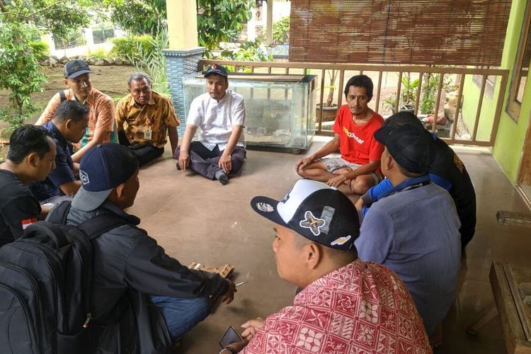 Petugas Panwascam Mijen, Kota Semarang, Jawa Tengah mempertemukan warga dengan perwakilan PSI. 