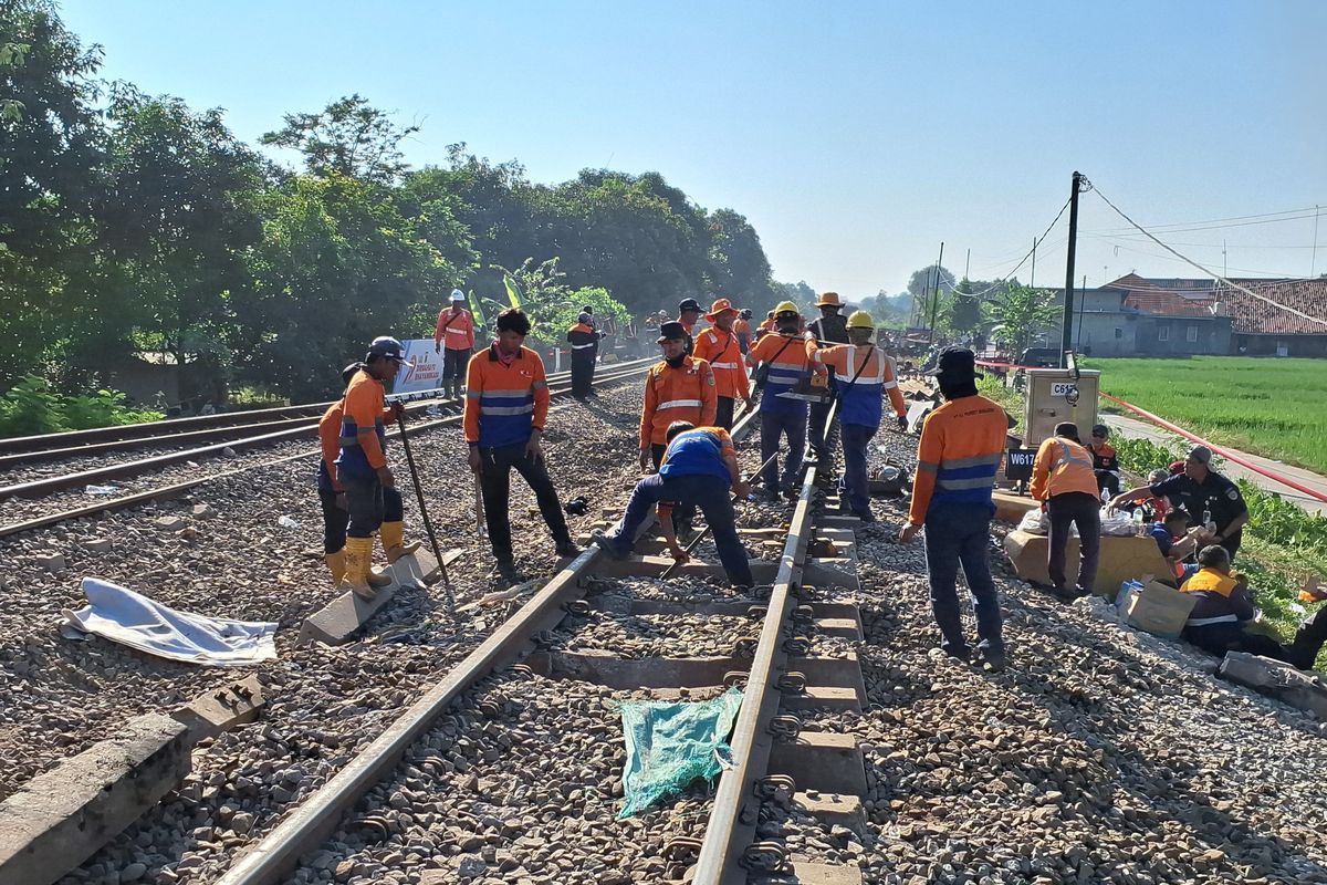 Sebanyak kurang lebih 200 personil KAI dilibatkan dalam proses normalisasi jalur di wilayah Pegadenbaru.