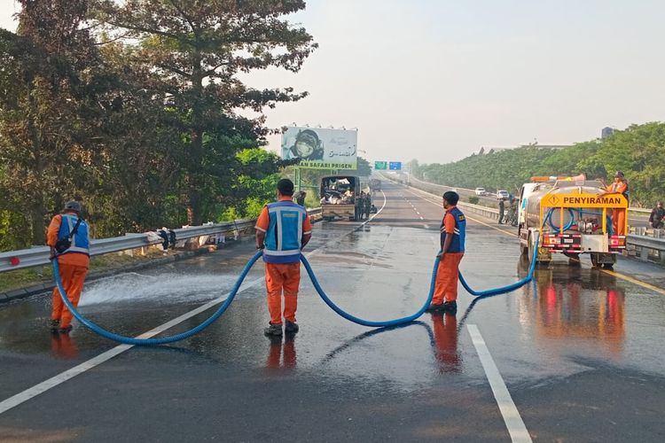 Petugas dari PT Jasa Marga Transjawa Tol melakukan penyemprotan air ke ruas tol di area KM 774/350A tol Gempol-Pandaan, Selasa (06/05/2025) 