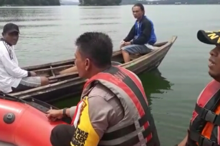 Petugas Basarnas Pekanbaru, petugas kepolisian, dan masyarakat, Minggu (3/2/2019), melakukan pencarian terhadap seorang petani yang tenggelam di Waduk PLTA Koto Panjang di Desa Koto Masjid, Kecamatan XIII Koto Kampar, Kabupaten Kampar, Riau, sehari sebelumnya.