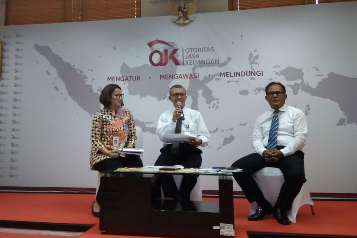 Deputi Komisioner Pengawas IKNB II Moch Ihsanuddin (tengah) ketika memberikan penjelasan kepada awak media, Senin (21/5/2018).