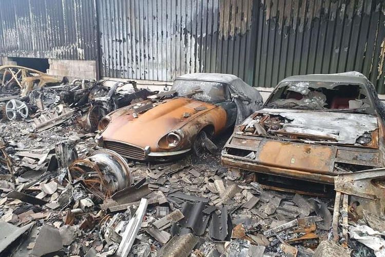 Koleksi mobil mewah terbakar di sebuah gudang di Inggris