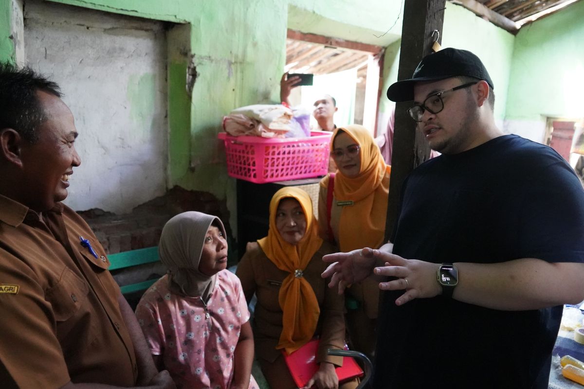 Bupati Kediri Hanindhito Himawan Pramana berkunjung ke rumah salah satu warganya yang bernama Nurul Istonik di Desa Sendang, Kecamatan Banyakan, Senin (3/6/2024). 