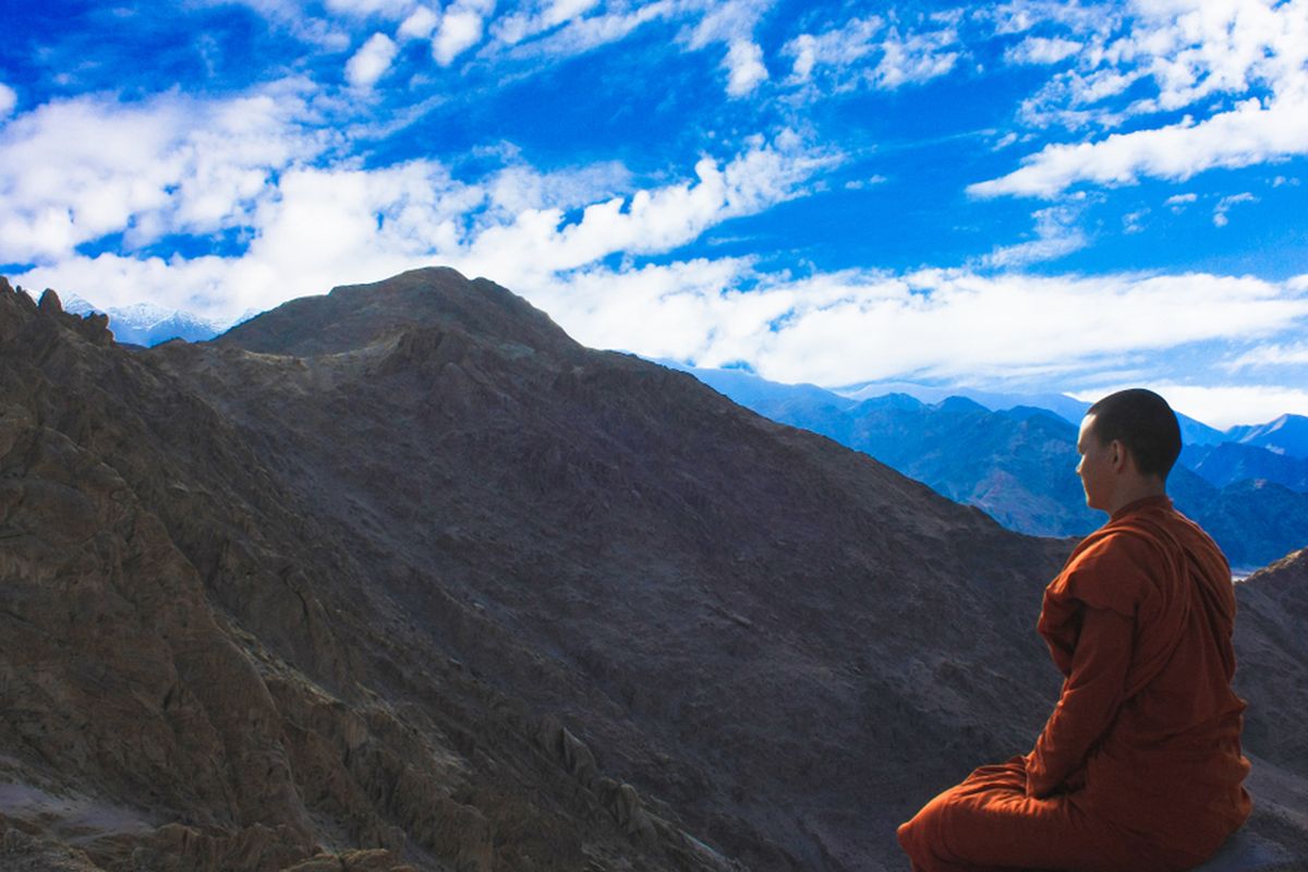 Ilustrasi biksu melakukan meditasi. Biksu di pegunungan Himalaya diyakini memiliki kemampuan super yakni mampu menahan dingin saat bermeditasi di tempat yang sangat dingin.