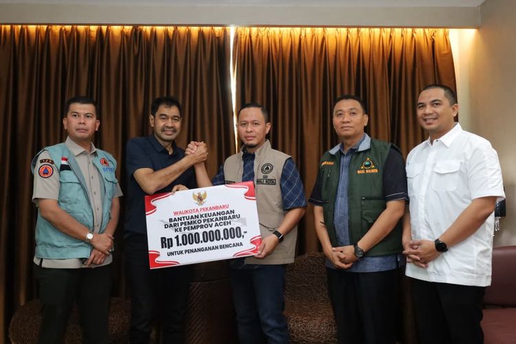 Wali Kota Pekanbaru Agung Nugroho bersama Wakil Wali Kota Markarius Anwar menyerahkan langsung bantuan kemanusiaan senilai Rp1,5 miliar untuk masyarakat Aceh yang terdampak banjir bandang dan tanah longsor. Bantuan ini disampaikan kepada Gubernur Aceh Muzakir Manaf (Mualem) dalam pertemuan di Kota Medan, Sumatera Utara, Selasa (9/12/2025) pagi.