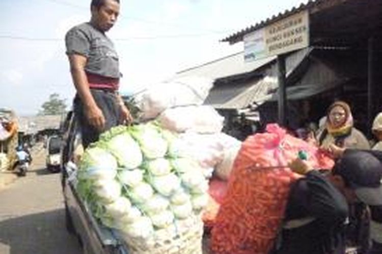 Aktivitas bongkar muat sayur mayur di terminal Agrobisnis Bandungan, Kabupaten Semarang