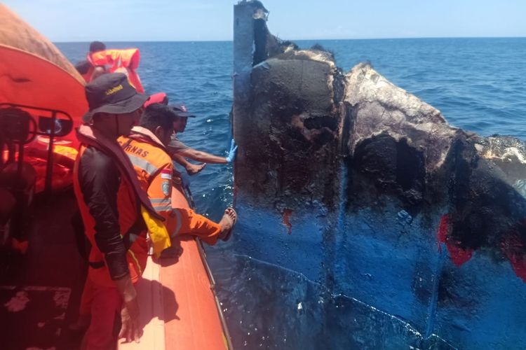Bangkai kapal Cantika Lestari 77, saat ditemukan petugas SAR Kupang di Perairan Naikliu, Kabupaten Kupang