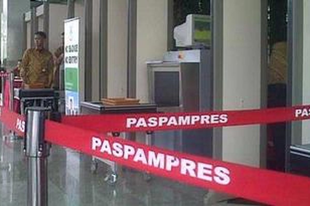 Metal detector yang dijaga pasukan pengamanan presiden (paspampres) tampak di setiap pintu masuk ruangan Assembly Hall Jakarta Convention Center, tempat berlangsungnya resepsi pernikahan Edhie Baskoro Yudhoyono dengan Siti Rubi Aliya Rajasa, Sabtu (26/11/2011) malam.