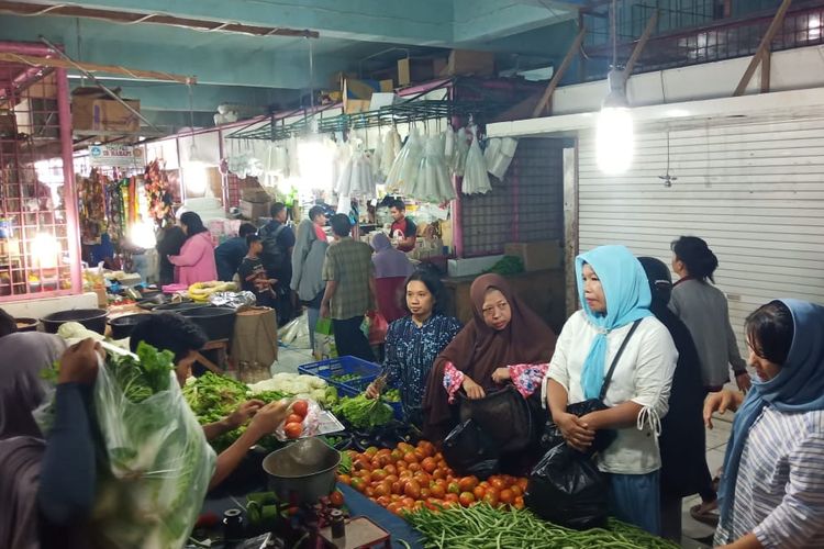 Pasokan bawang putih di Pasar Raya Padang belum datang, pedagang menjual bawang putih Rp 80.000 per kilogram, Senin (6/5/2019).
