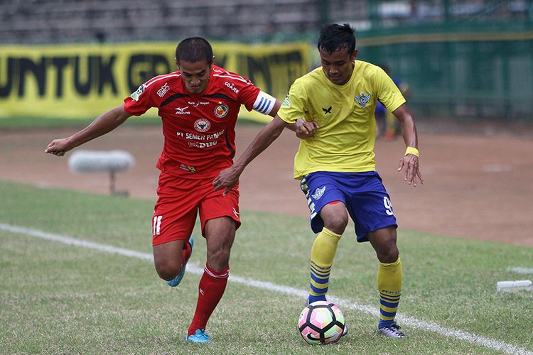 Komaruddin (kanan) gagal memenuhi ambisinya menggantikan Arsyad Yusgiantoro di lini depan Persegres Gresik United.