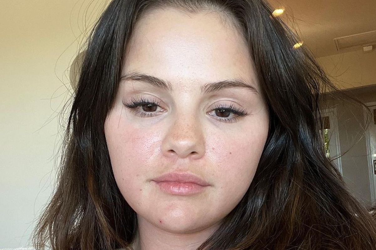 Foto Selena Gomez tanpa menggunakan makeup di Instagram.