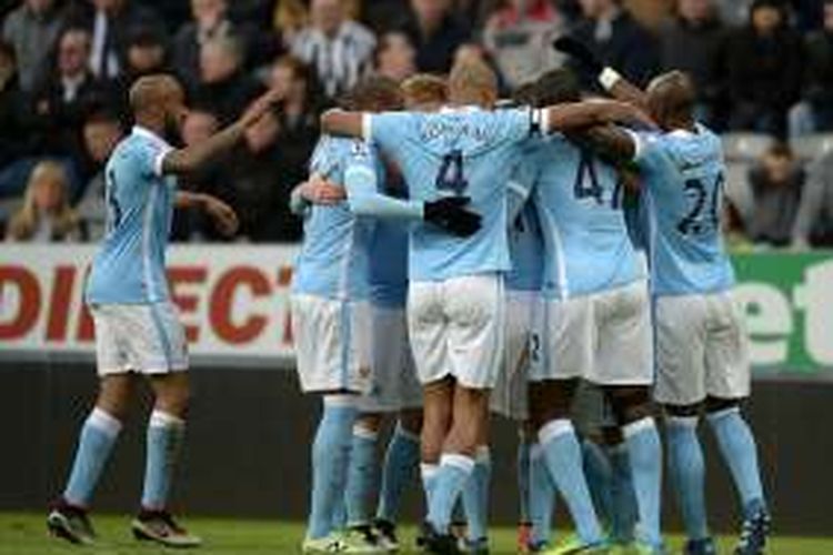 Para pemain Manchester City merayakan gol ke gawang Newcastle United, dalam lanjutan Premier League di St James' Park, Selasa (19/4/2016) waktu setempat.