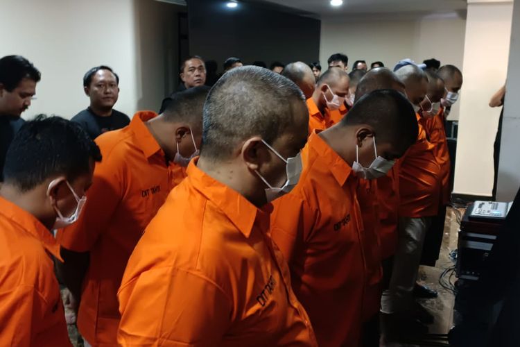12 orang pelaku jual-beli ginjal yang ditangkap oleh tim gabungan dari Polda Metro Jaya dan Mabes Polri. Belasan orang itu dihadirkan dalam rilis pers di gedung Dirreskrimum Polda Metro Jaya, Kamis (20/7/2023).