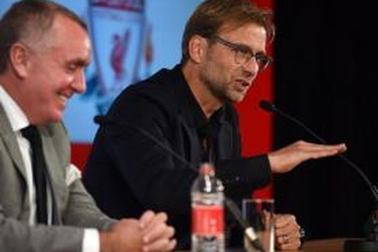 Manajer baru Liverpool, Juergen Klopp (kanan), menjalani sesi konferensi pers di Stadion Anfield, Jumat (9/10/2015).