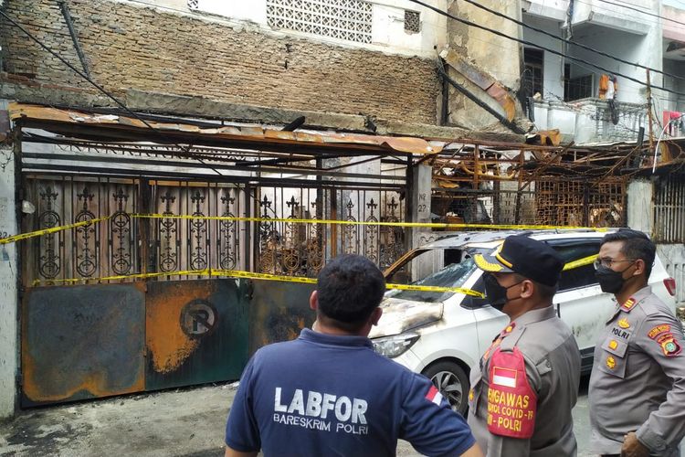 Tim Pusat Laboratorium Forensik (Puslabfor) Mabes Polri melakukan pemeriksaan lokasi kebakaran di Tambora Jakarta Barat, Kamis (9/12/2021) 
