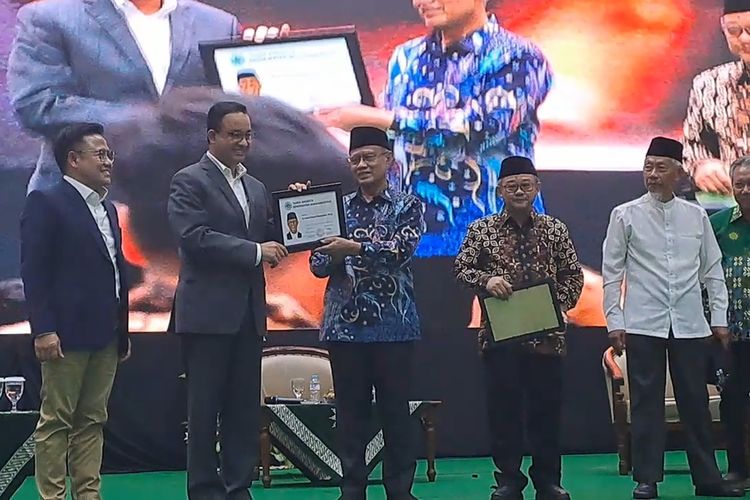Calon Presiden (Capres) Anies Baswedan dan Calon Wakil Presiden (Cawapres) Muhaimin Iskandar atau Cak Imin mendapatkan kartu anggota (KTA) Muhammadiyah, pada Rabu (22/11/2023)