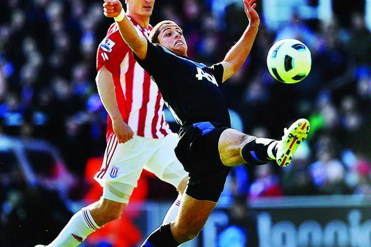 Striker Manchester United, Javier Hernandez, berusaha mengontrol bola saat berkejaran dengan pemain Stoke City, Robert Huth, pada laga Liga Inggris di Stadion Britannia, Stoke, Inggris, Minggu (24/10). Manchester United menang 2-1.