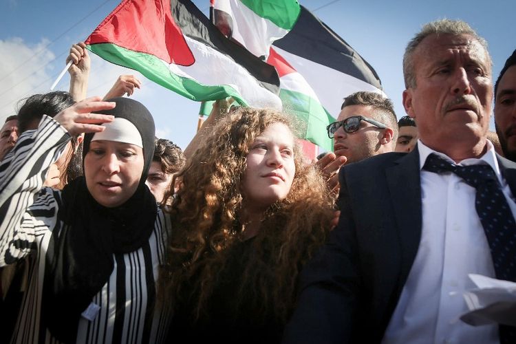 Gadis remaja Palestina Ahed Tamimi (tengah) dan ibunya, Nareman disambut kerabat dan pendukungnya setelah dibebaskan dari penjara Israel, Minggu (29/7/2018).