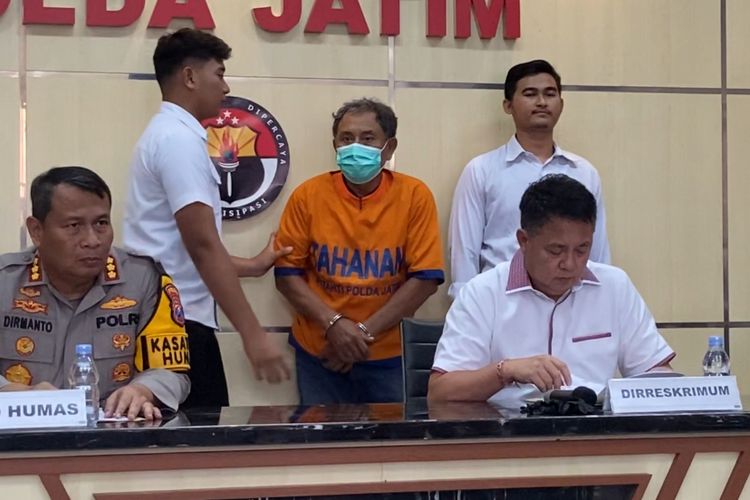 Nurherwanto Kamaril atau NK (60) ditetapkan Polda Jatim sebagai tersangka dugaan kasus persetubuhan dan atau pencabulan anak di salah satu panti asuhan di Surabaya.m, Selasa (4/2/2025)