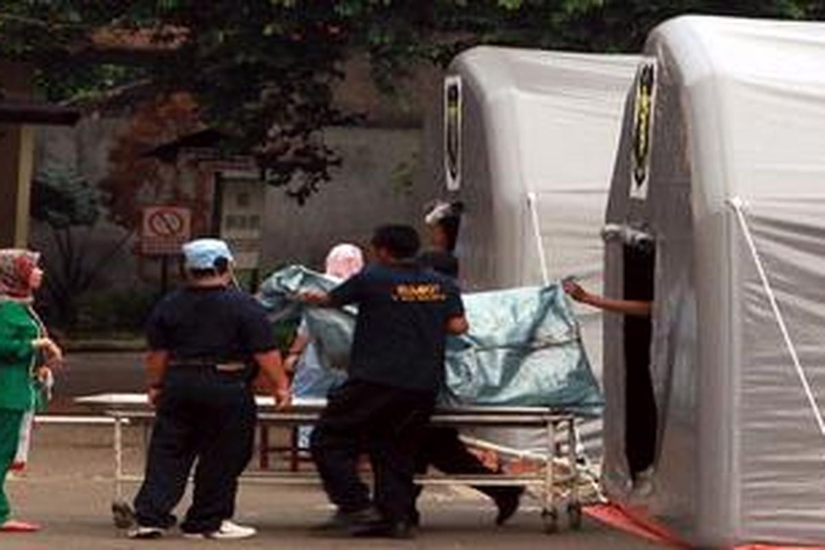  Proses Identifikasi - Petugas membawa kantung jenazah korban jatuhnya pesawat Sukhoi Superjet 100 ke luar tenda Disaster Victim Identification (DVI) di RS Sukanto, Kramat Jati, Jakarta, Minggu (13/5/2012). Jenazah korban kecelakaan pesawat Sukhoi Superjet-100 semuanya menjalani proses identifikasi oleh tim Disaster Victim Identification (DVI) Mabes Polri.  